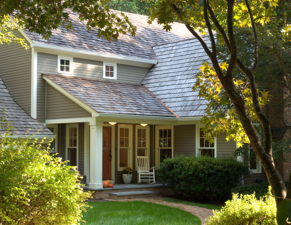 Foto de fachada marrón clásica con tejado de teja de madera