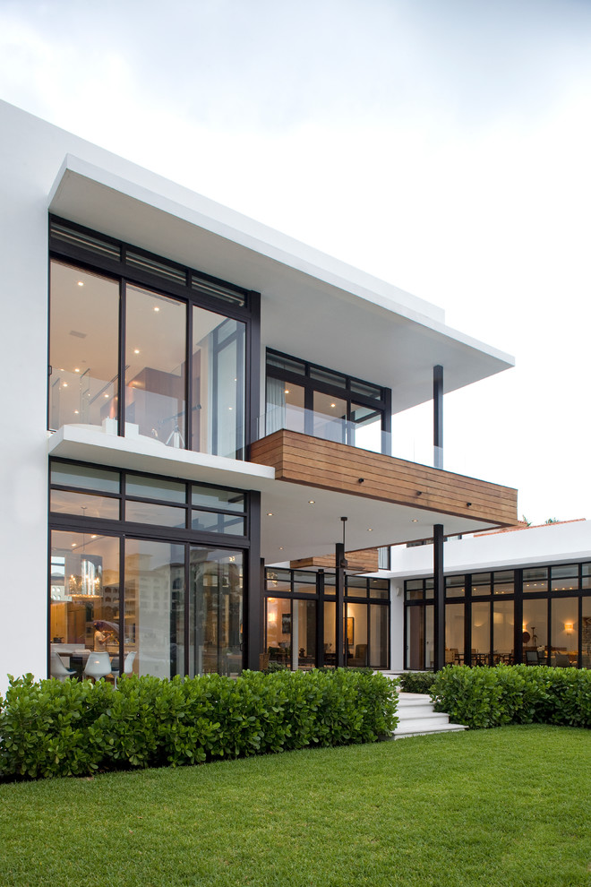 Zweistöckiges Modernes Haus mit weißer Fassadenfarbe in Miami