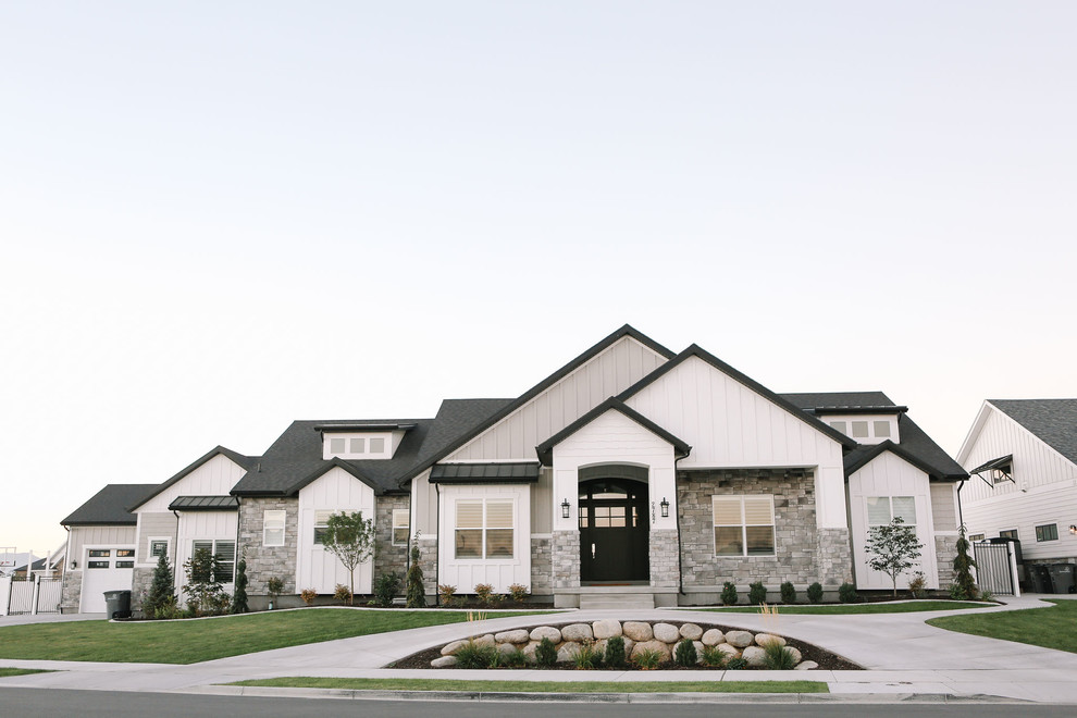 Großes, Zweistöckiges Uriges Einfamilienhaus mit Mix-Fassade, weißer Fassadenfarbe, Walmdach und Schindeldach in Salt Lake City