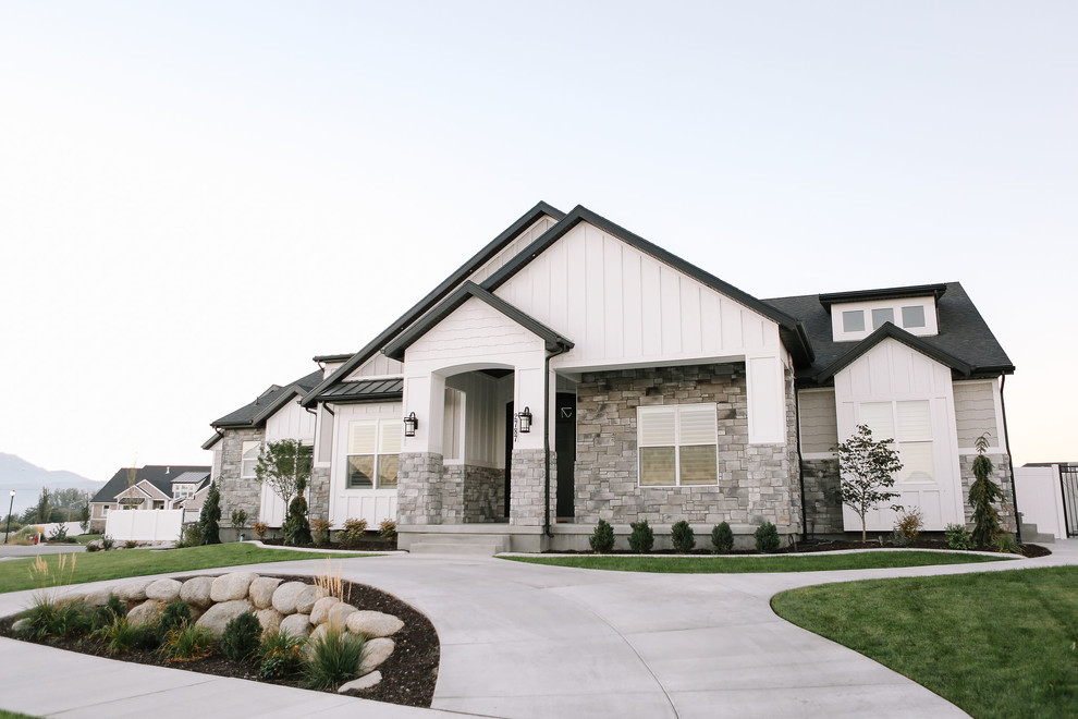 Großes, Zweistöckiges Rustikales Einfamilienhaus mit Mix-Fassade, weißer Fassadenfarbe, Walmdach und Schindeldach in Salt Lake City