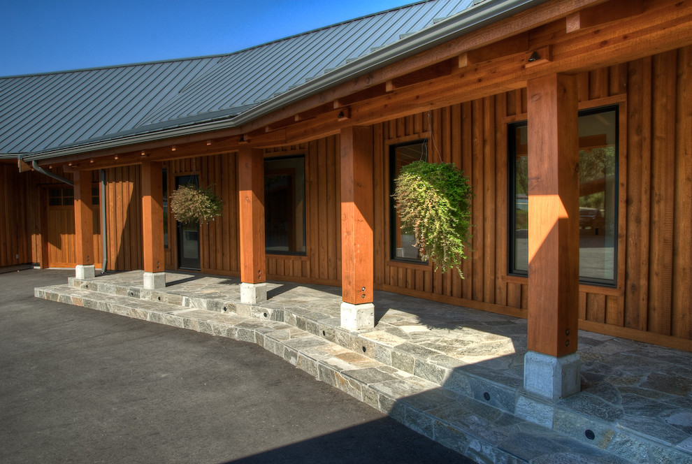 Geräumiges, Einstöckiges Landhausstil Haus mit brauner Fassadenfarbe, Satteldach und Blechdach in Vancouver