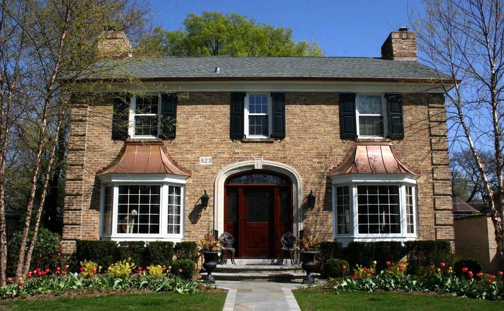 Пример оригинального дизайна: двухэтажный, кирпичный, коричневый дом среднего размера в классическом стиле с двускатной крышей
