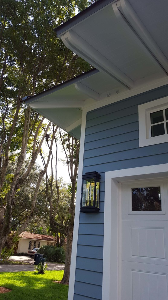 Стильный дизайн: одноэтажный, деревянный, синий дом среднего размера в морском стиле с вальмовой крышей - последний тренд