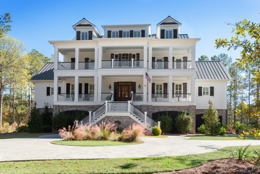 Geräumiges, Vierstöckiges Klassisches Einfamilienhaus mit Faserzement-Fassade, weißer Fassadenfarbe, Satteldach und Blechdach in Sonstige