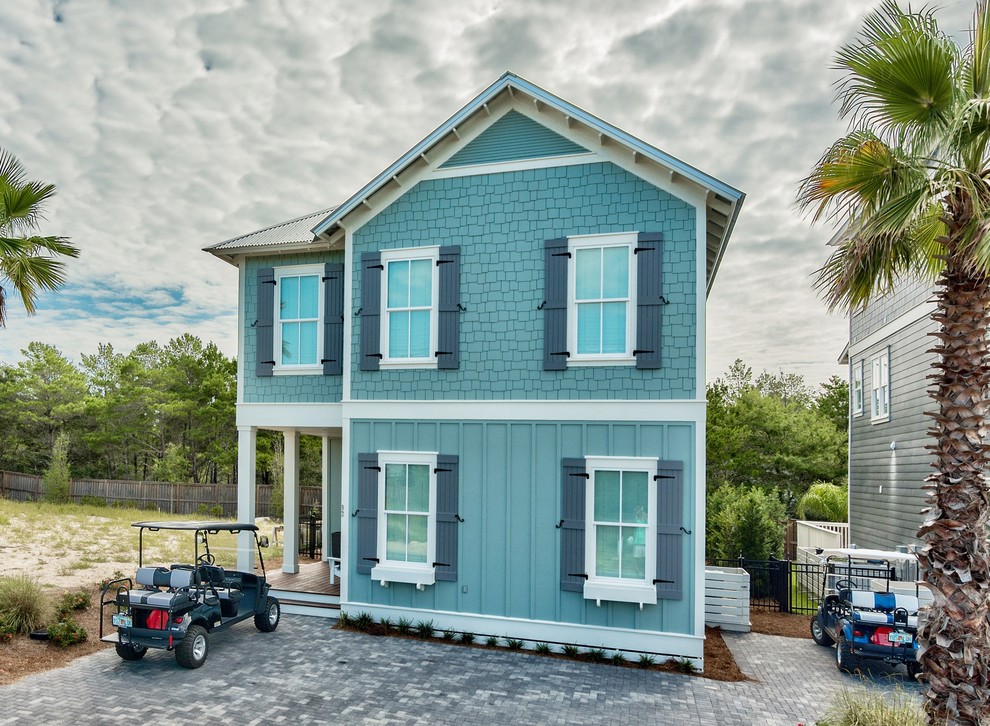 Großes, Dreistöckiges Maritimes Haus mit Vinylfassade, blauer Fassadenfarbe und Walmdach in Miami