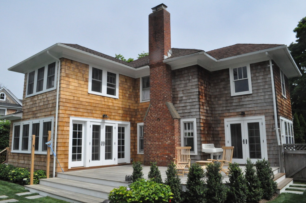 Foto della facciata di una casa grande marrone stile marinaro a due piani con rivestimento in legno