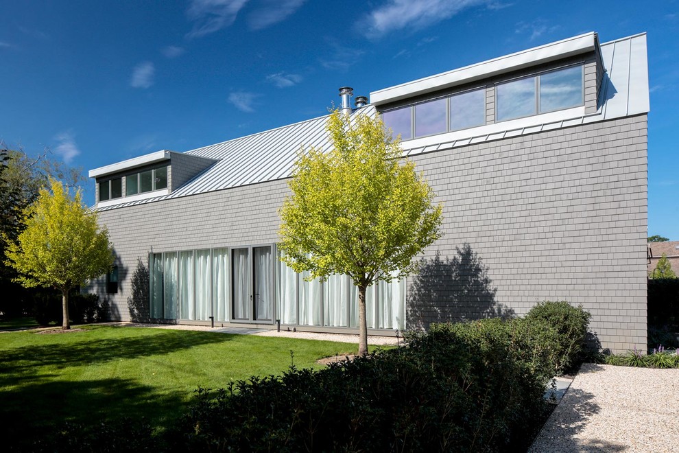 Immagine della villa grigia contemporanea a due piani di medie dimensioni con rivestimento in legno, falda a timpano e copertura in metallo o lamiera