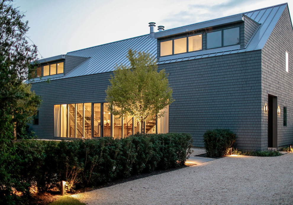 Foto de fachada de casa gris contemporánea de tamaño medio de dos plantas con revestimiento de madera, tejado a la holandesa y tejado de metal