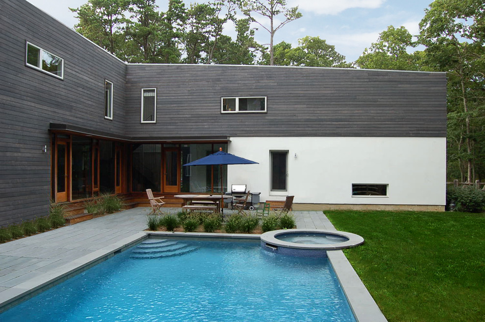Exemple d'une grande façade de maison multicolore tendance de plain-pied avec un revêtement mixte et un toit plat.
