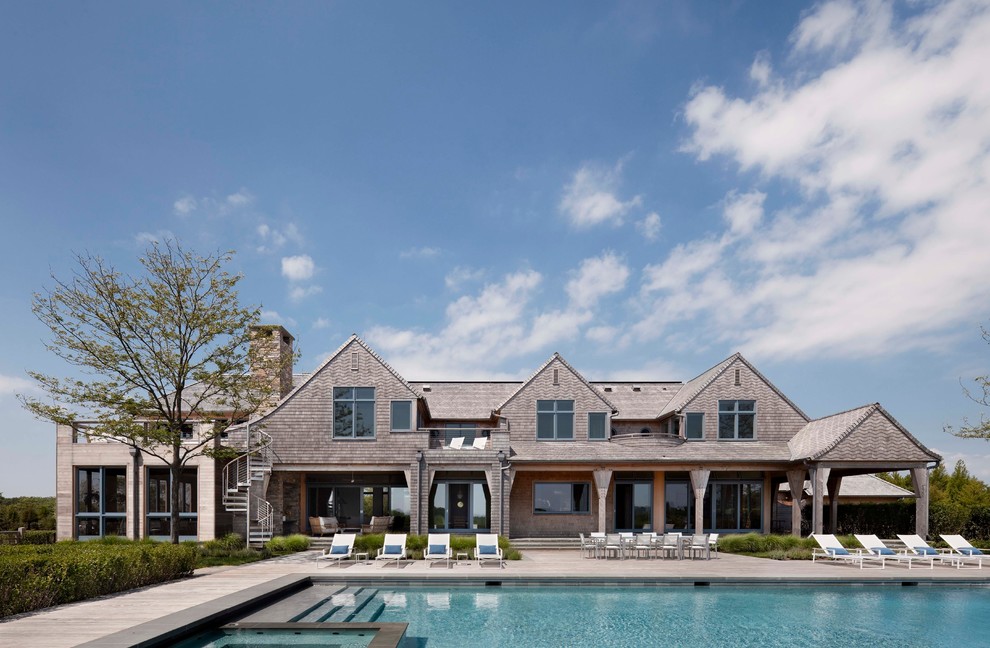 Ispirazione per la villa ampia beige american style a due piani con rivestimento in legno, tetto a capanna e copertura a scandole