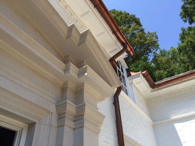 Cette photo montre une grande façade de maison blanche chic en brique à un étage avec un toit à quatre pans.