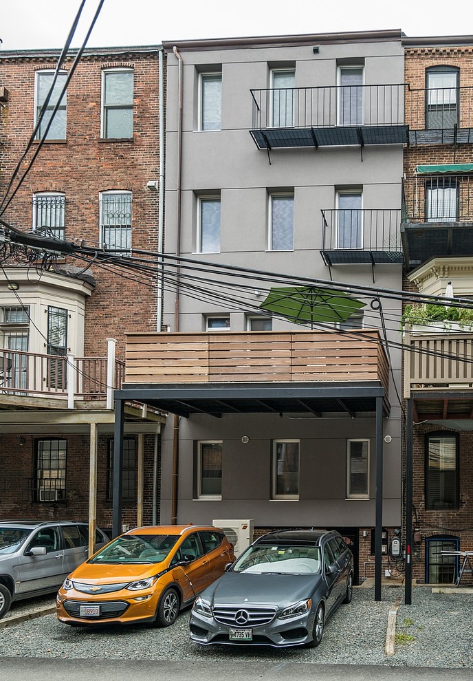 Foto de fachada de casa pareada gris minimalista de tamaño medio de tres plantas con revestimiento de estuco y tejado plano