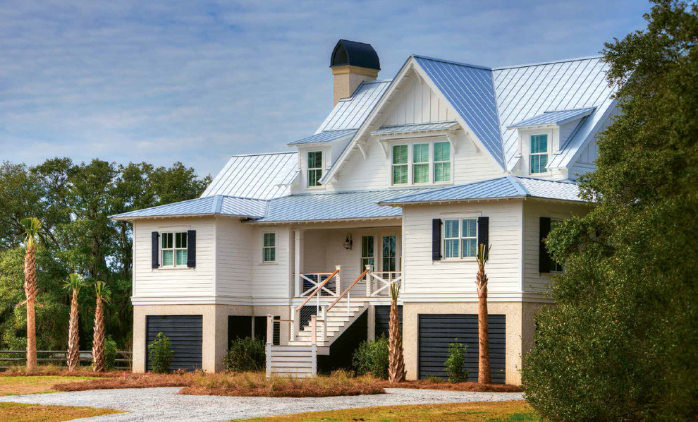 Идея дизайна: двухэтажный, белый дом в морском стиле с вальмовой крышей