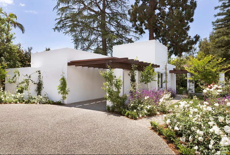 Kleines, Einstöckiges Mediterranes Haus mit Putzfassade, weißer Fassadenfarbe und Flachdach in Los Angeles