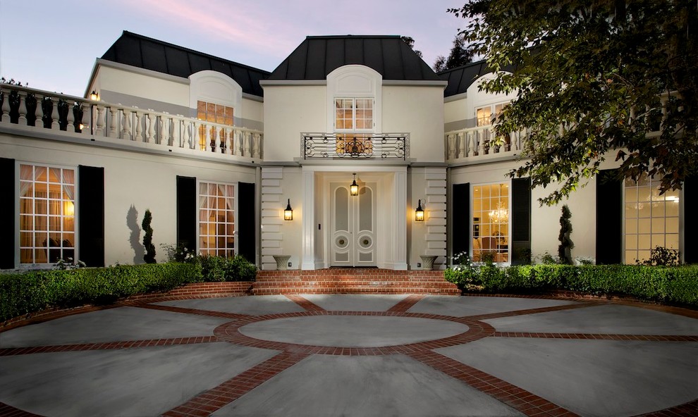 Elegant white exterior home photo in Los Angeles