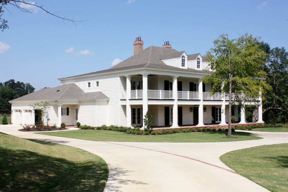 Idee per la facciata di una casa bianca classica a due piani con tetto a padiglione