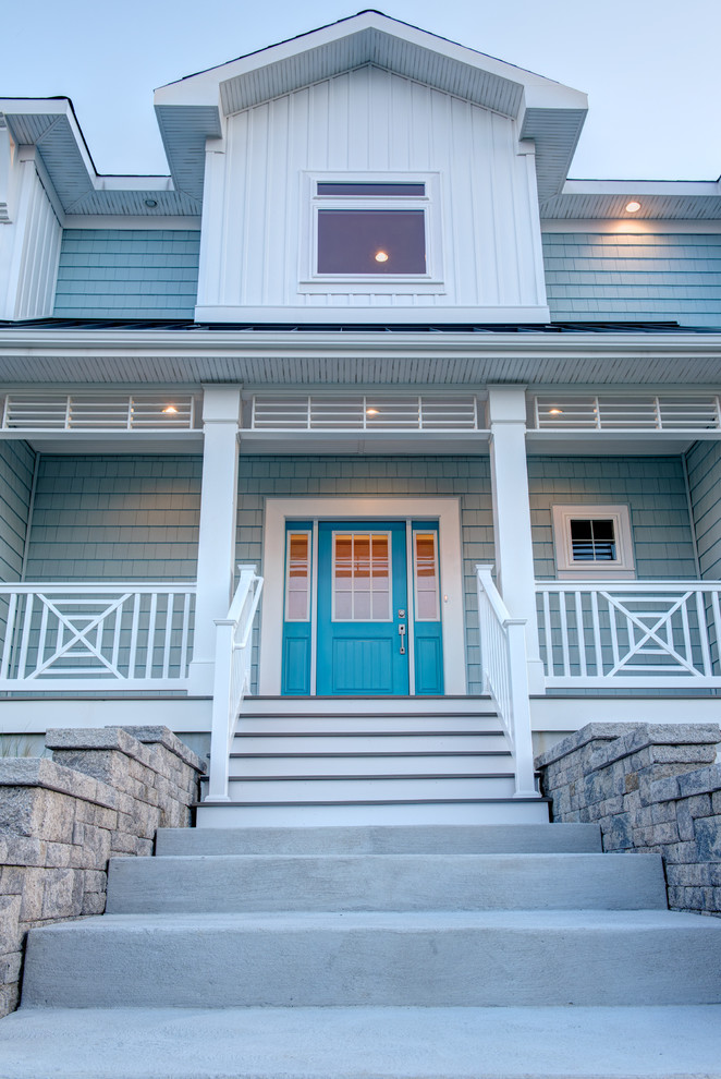 Großes, Zweistöckiges Maritimes Einfamilienhaus mit Mix-Fassade, blauer Fassadenfarbe und Satteldach in Sonstige