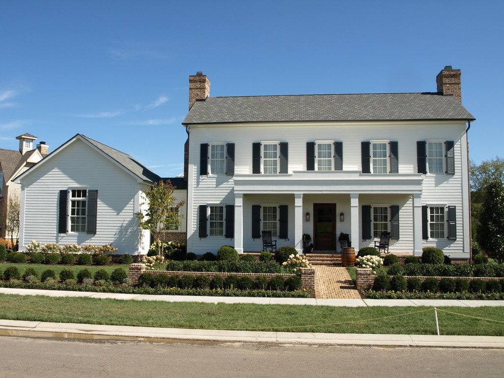 Diseño de fachada blanca de estilo de casa de campo de dos plantas
