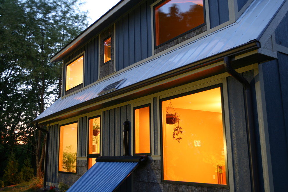 Idéer för mellanstora amerikanska blå hus, med allt i ett plan, blandad fasad och sadeltak