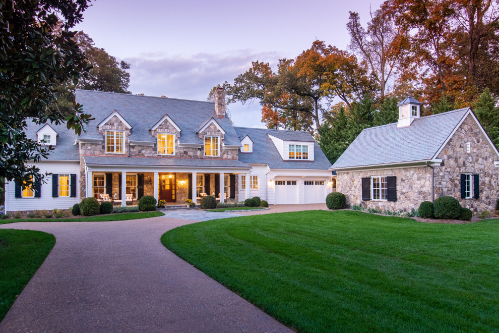 Diseño de fachada de casa blanca de estilo de casa de campo grande de dos plantas con revestimientos combinados y tejado de teja de barro