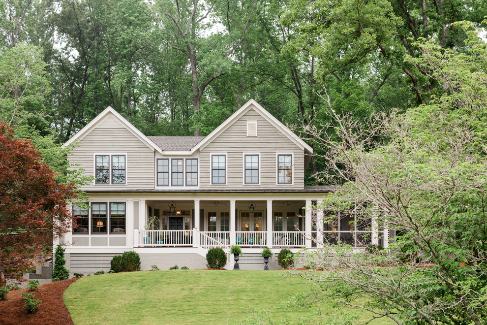Dreistöckiges Klassisches Haus mit grauer Fassadenfarbe, Satteldach und Schindeldach in Atlanta