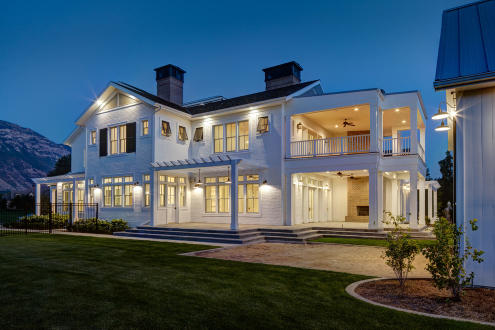 Идея дизайна: огромный, трехэтажный, кирпичный, белый дом в стиле кантри