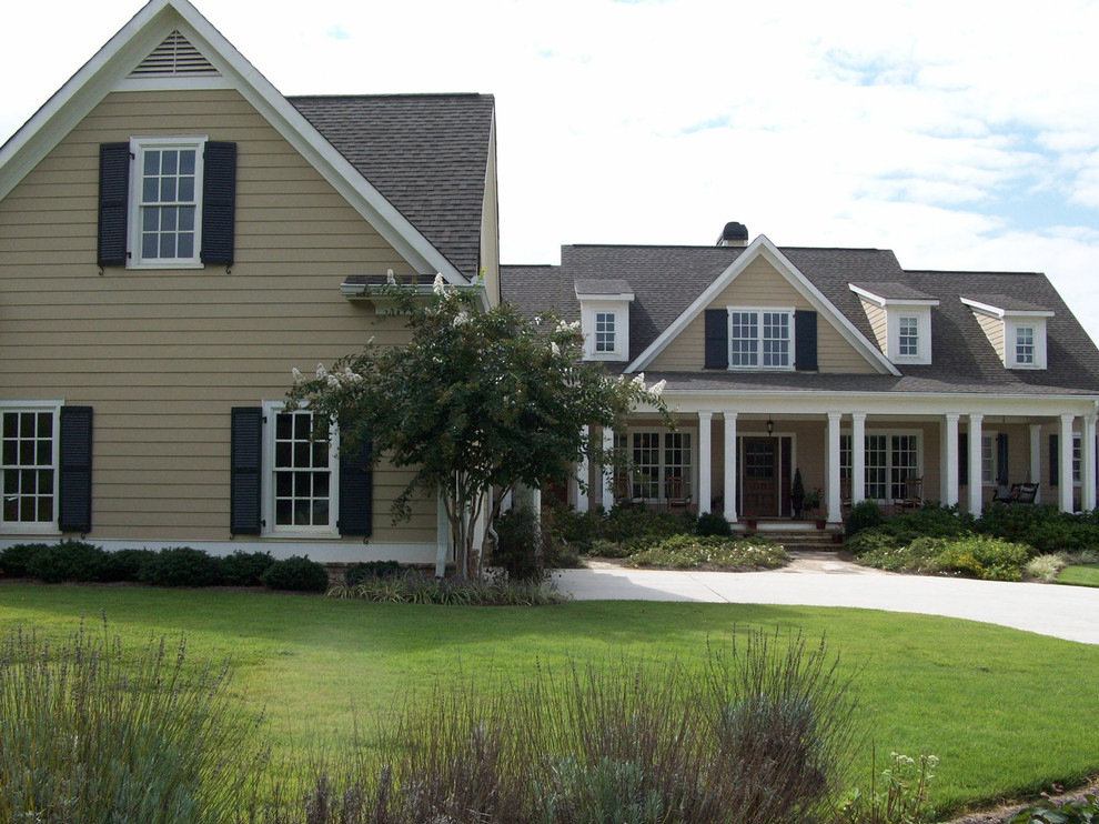 Großes, Zweistöckiges Klassisches Einfamilienhaus mit Vinylfassade, beiger Fassadenfarbe, Flachdach und Schindeldach in Atlanta