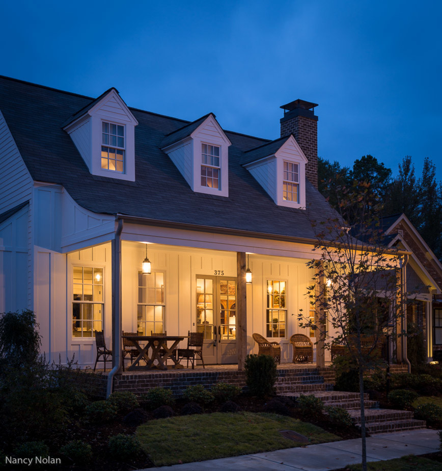 Foto de fachada blanca de estilo de casa de campo de tamaño medio de dos plantas con revestimiento de aglomerado de cemento