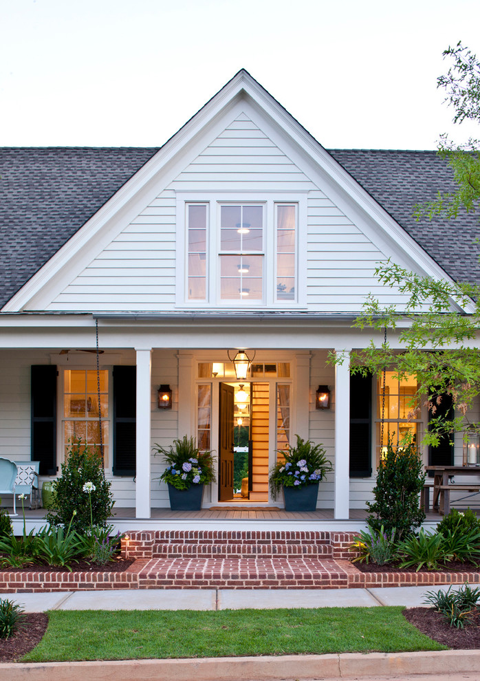 Mittelgroßes, Zweistöckiges Landhaus Haus mit Vinylfassade, weißer Fassadenfarbe und Satteldach in Atlanta