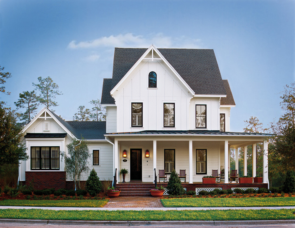 Cette image montre une façade de maison blanche rustique en bois de taille moyenne et à un étage.
