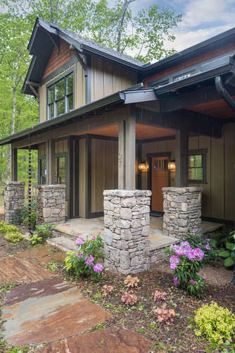 Diseño de fachada de casa marrón de estilo americano de tamaño medio de dos plantas con revestimiento de madera, tejado a dos aguas y tejado de varios materiales