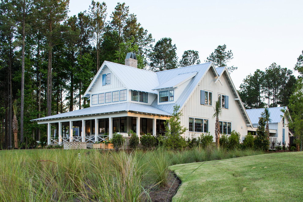 Diseño de fachada blanca de estilo de casa de campo de dos plantas