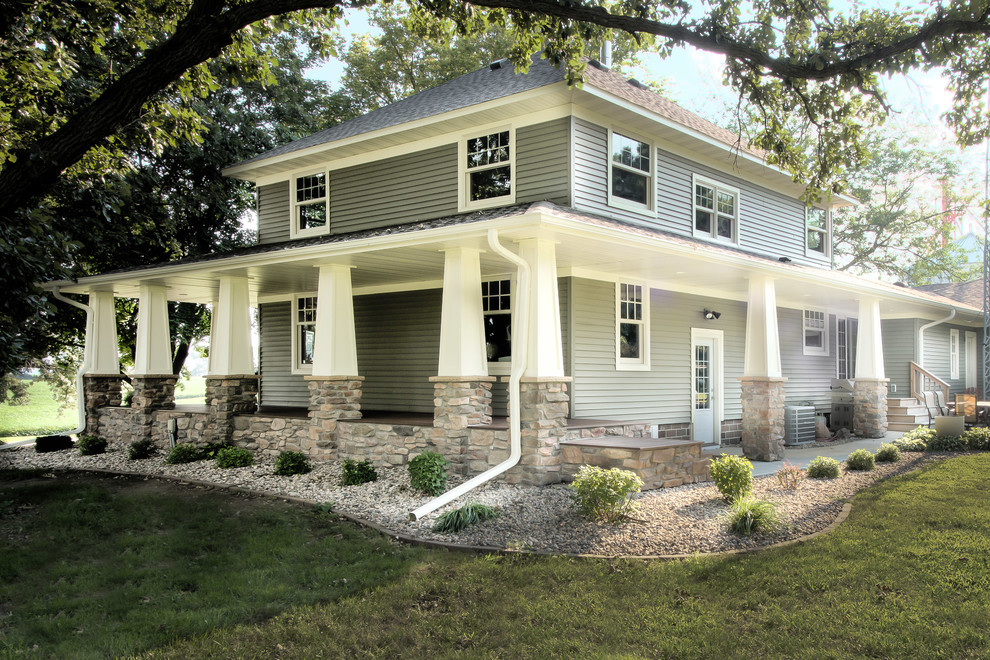 Exempel på ett mellanstort amerikanskt grönt hus, med vinylfasad, tre eller fler plan och valmat tak