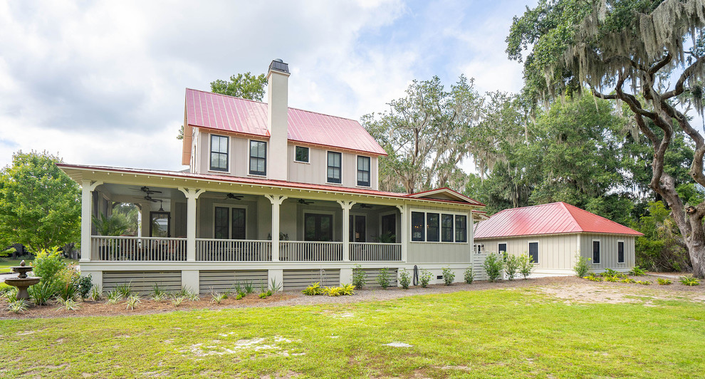 Zweistöckiges Landhausstil Einfamilienhaus mit beiger Fassadenfarbe, Walmdach, Blechdach und rotem Dach in Atlanta