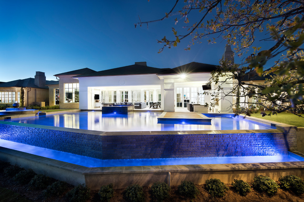 Großes Modernes Einfamilienhaus mit weißer Fassadenfarbe in Austin