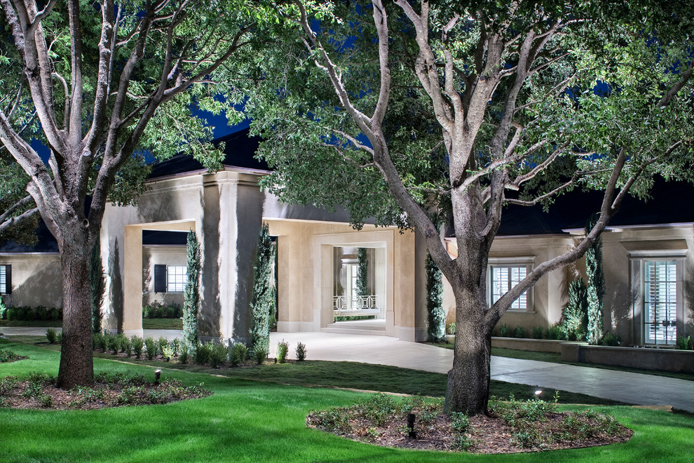 Свежая идея для дизайна: большой, бежевый частный загородный дом в стиле модернизм - отличное фото интерьера