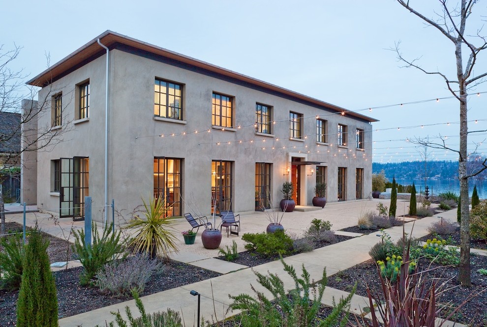Zweistöckiges Mediterranes Haus mit grauer Fassadenfarbe in Seattle
