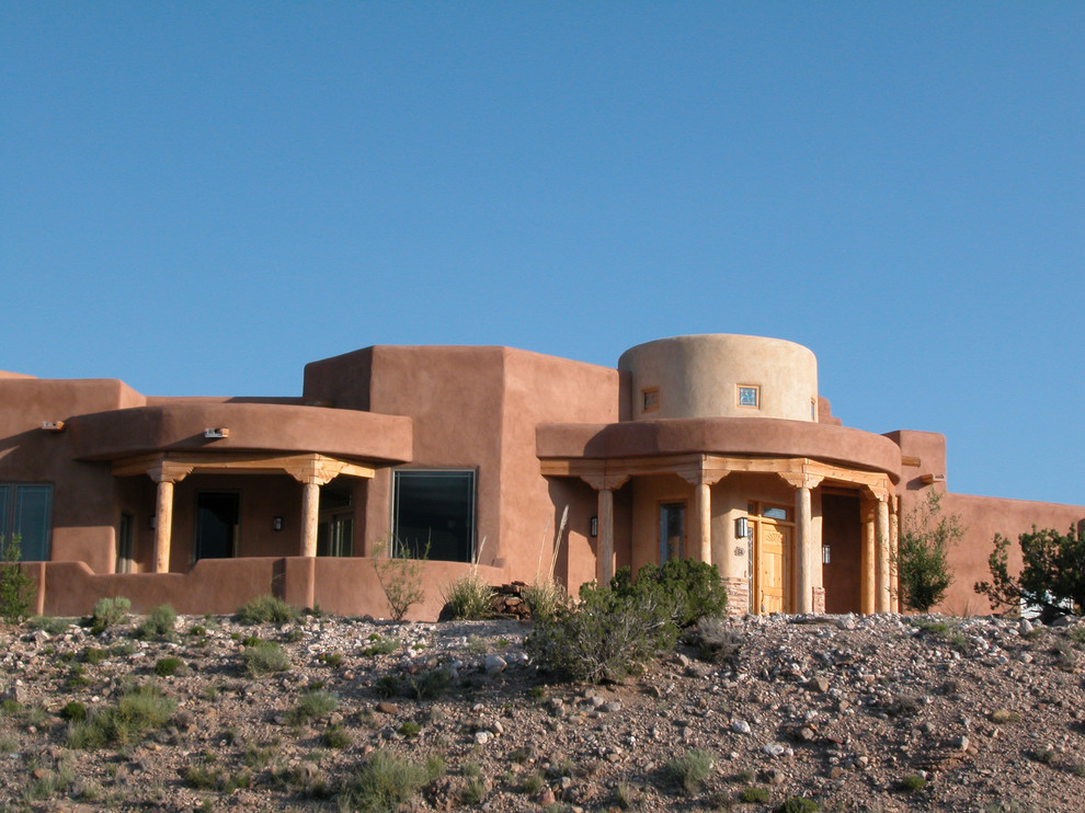 Bild på ett amerikanskt beige hus, med allt i ett plan, stuckatur och platt tak