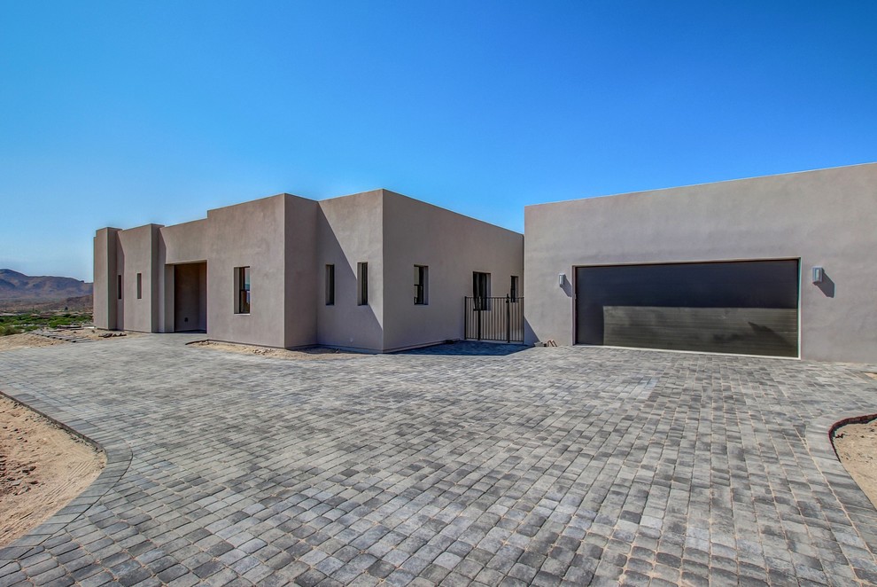 Großes, Einstöckiges Mediterranes Einfamilienhaus mit grauer Fassadenfarbe, Flachdach und Putzfassade in Phoenix