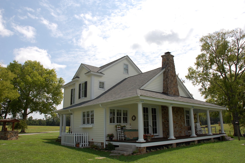Example of a cottage exterior home design in Richmond