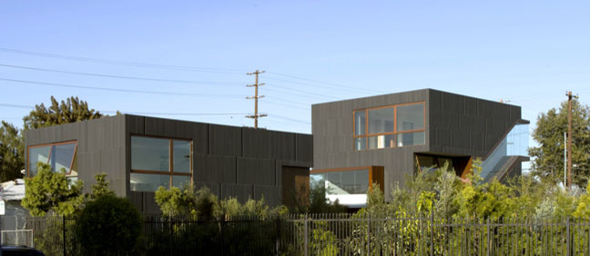 Стильный дизайн: одноэтажный, черный частный загородный дом среднего размера в современном стиле с облицовкой из металла и плоской крышей - последний тренд