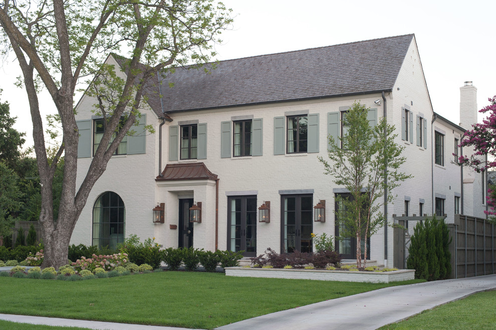 Пример оригинального дизайна: большой, двухэтажный, кирпичный, белый частный загородный дом в стиле неоклассика (современная классика) с двускатной крышей и черепичной крышей