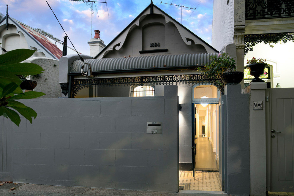Modelo de fachada de casa gris actual de una planta con revestimiento de ladrillo