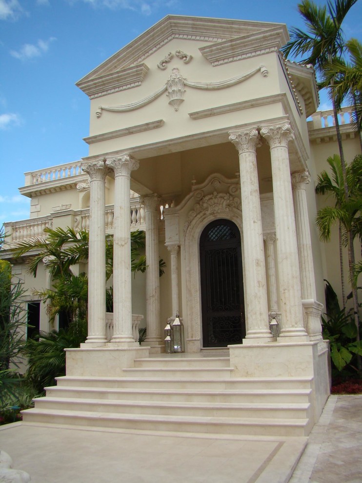Cette photo montre une grande façade de maison beige victorienne en stuc à un étage avec un toit à deux pans.