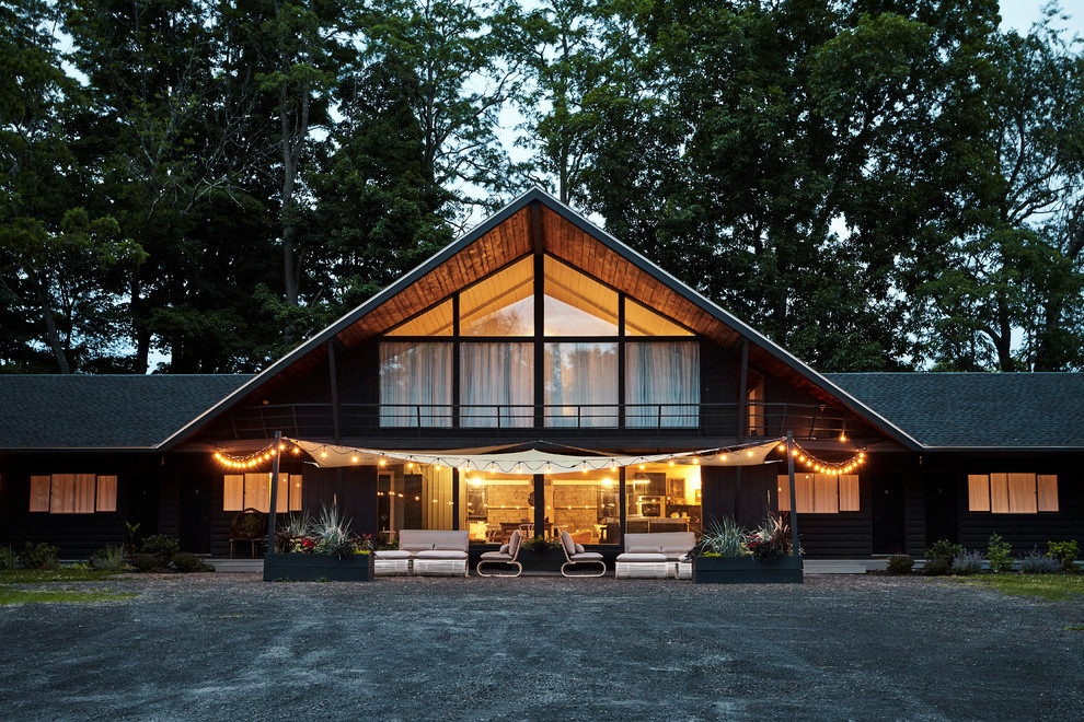 Diseño de fachada de casa marrón contemporánea de dos plantas con tejado a dos aguas