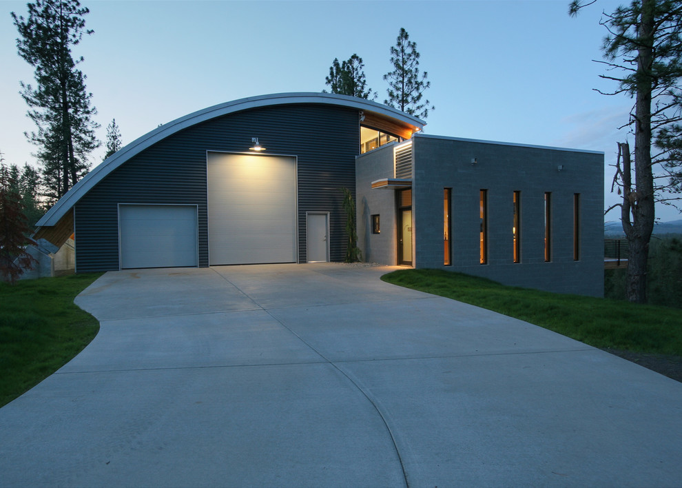 Immagine della facciata di una casa contemporanea con rivestimento in metallo