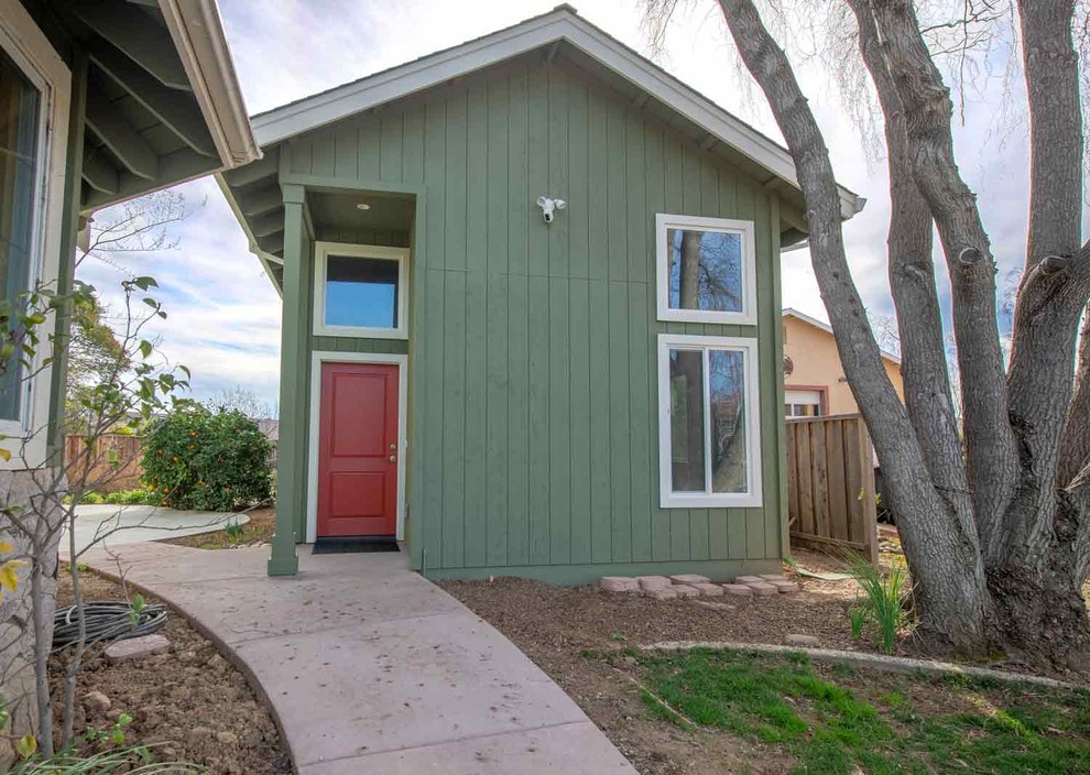 Kleines, Zweistöckiges Uriges Haus mit grüner Fassadenfarbe, Schindeldach und Satteldach in San Francisco