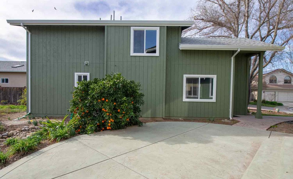サンフランシスコにある低価格の小さなトラディショナルスタイルのおしゃれな家の外観 (緑の外壁、アパート・マンション) の写真