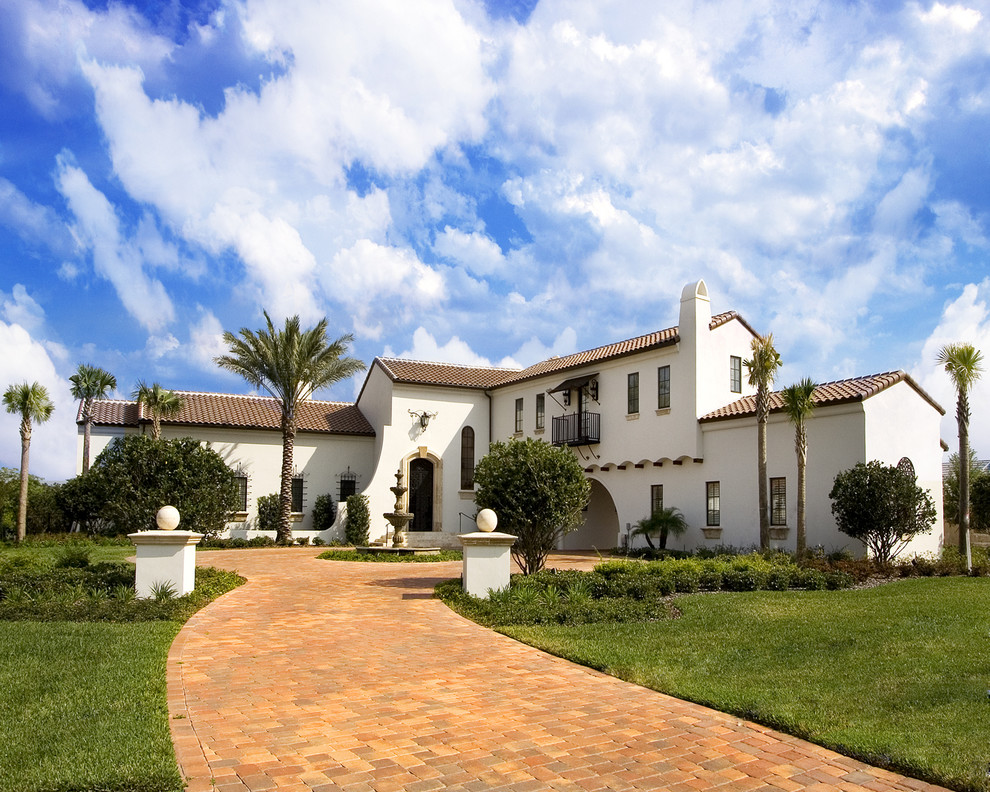 Zweistöckiges Mediterranes Einfamilienhaus mit Lehmfassade und beiger Fassadenfarbe in Orlando