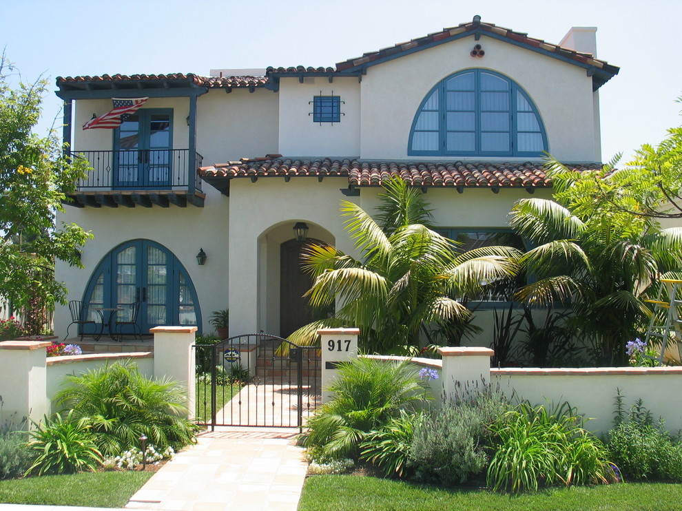 Großes, Zweistöckiges Mediterranes Haus mit Putzfassade, beiger Fassadenfarbe und Satteldach in San Diego
